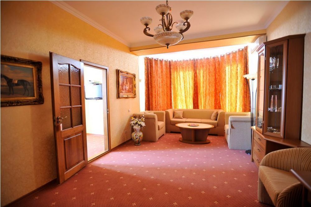 Diplomat Club Hotel Chisinau Exterior foto