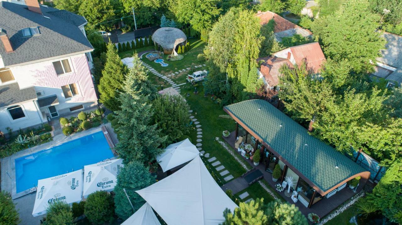 Diplomat Club Hotel Chisinau Exterior foto